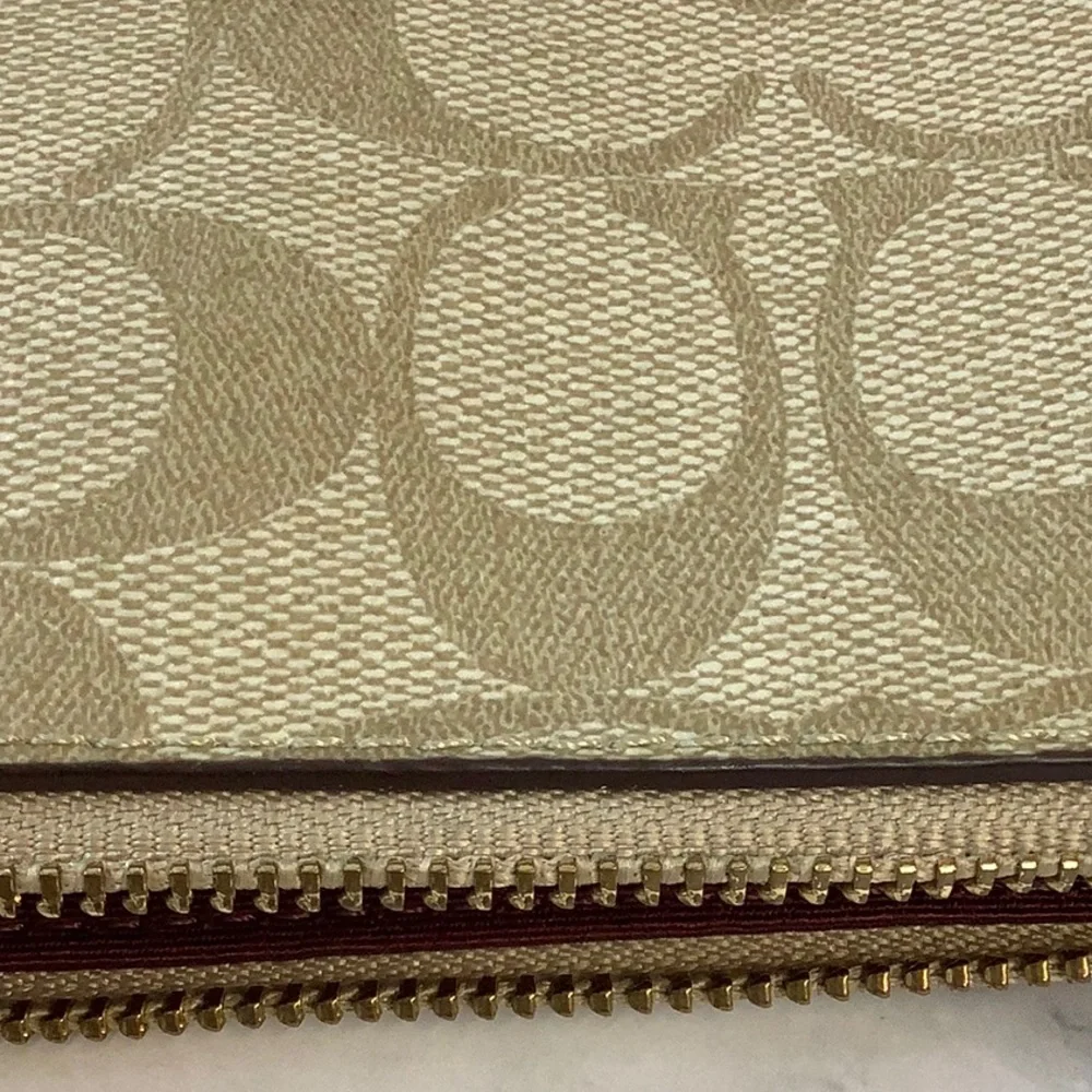 NWOT Coach Zippered Wristlet - Picture 3 of 4